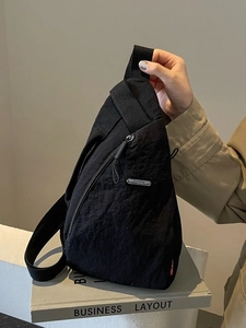 Sac de poitrine minimaliste en nylon noir avec bandoulière réglable et plaque métallique