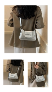 Détail du sac bandoulière argenté avec nœud métallique et fine bandoulière chaîne