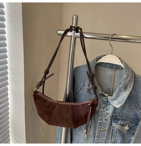 Nahaufnahme der Vintage-Slingtasche aus dunkelbraunem Wildleder mit Lederquasten
