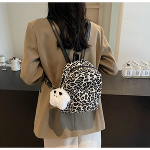 Dettaglio mini zaino leopardato con ciondolo a forma di orso bianco indossato dalla modella