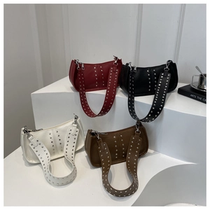 Sacs baguette de style Y2K avec rivets argentés en rouge, noir, blanc et marron