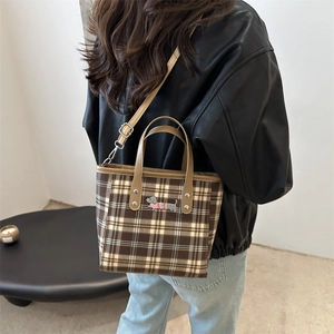Braune karierte Bucket-Bag aus Canvas mit Dackel-Stickerei und Leder-Schultergurt