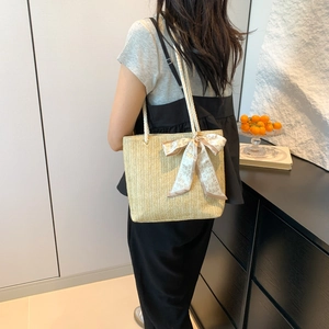 Grand sac cabas en paille tendance avec ruban à cœurs et anses en corde pour femmes
