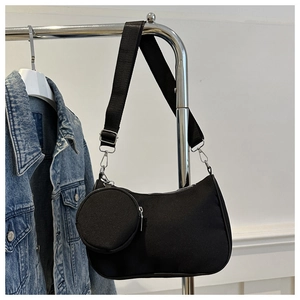 Details der schwarzen Nylon-Hobo-Tasche mit Gurt und kleiner runder Münztasche