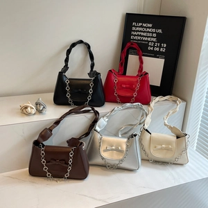 Sac à Épaule Chic en Cuir PU pour Femmes Sac à Bandoulière Carré à la Mode Avec Chaîne en Métal à Fleurs Sac à Main Élégant