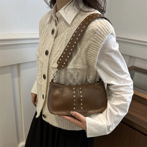 Sac sous le bras marron vintage avec rivets argentés et large sangle pour l'automne