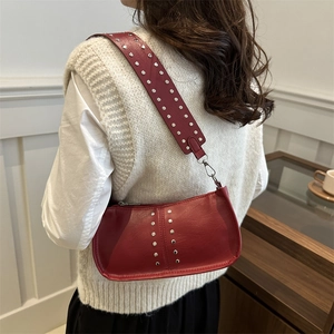 Sac sous le bras chic en cuir rouge vintage avec rivets et large bandoulière