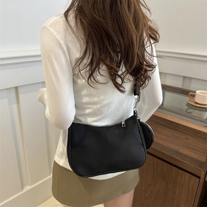 Minimalistische schwarze Halbmond-Unterarmtasche mit kleiner Münzbörse für Damen