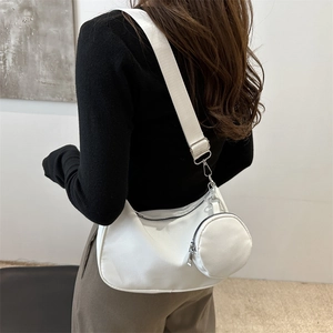 Minimalistische weiße Halbmond-Unterarmtasche mit abnehmbarem rundem Münzfach und Gurt