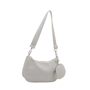 Minimalistische beige Halbmondtasche mit passender runder Münztasche und Schultergurt