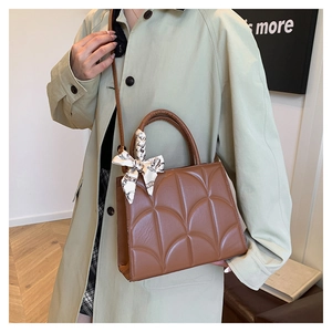 Sac à main marron en similicuir avec coutures en éventail et foulard en soie décoratif