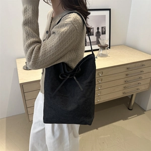 Sac seau en denim noir à la mode avec ruban pour le transport quotidien des femmes