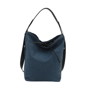 Sac seau minimaliste en denim bleu avec cordon noir et bandoulière réglable pour femmes