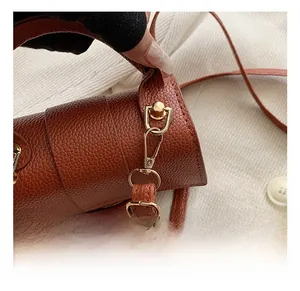 Détail du crochet en alliage de zinc doré et du cuir marron à grain de litchi du sac à main