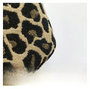 Gros plan sur le tissu à motif léopard montrant la texture tissée marron et noir