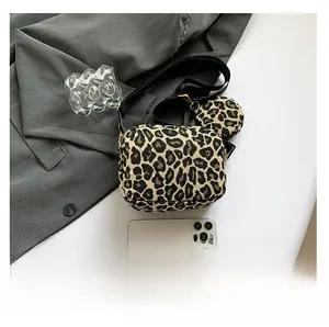 Détail de l'ensemble sac bandoulière léopard avec sangle large et boucles dorées chic