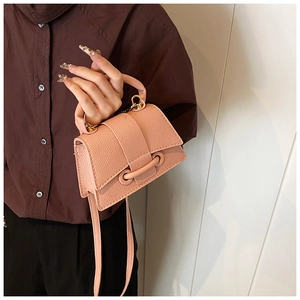 Mini sac à main rose en cuir grainé avec rabat entrelacé unique et fine bandoulière en cuir