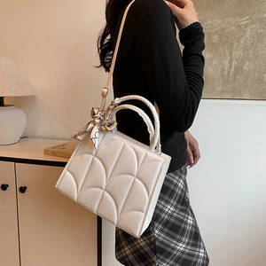 Sac bandoulière blanc matelassé avec texture de feuilles et élégant foulard en soie décoratif