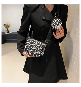 Détail du sac à bandoulière avec imprimé léopard noir et blanc et petit porte-monnaie