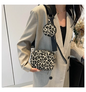 Détail du sac bandoulière léopard avec petit porte-monnaie rond et bandoulière large