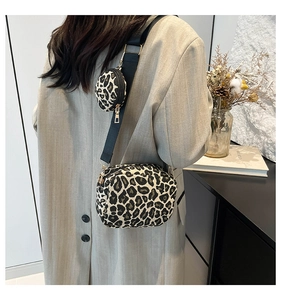 Détail du sac bandoulière léopard avec une large sangle et une petite pochette ronde