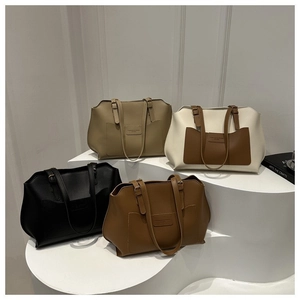 Grandi borse tote in pelle chic in quattro colori su un supporto espositivo minimalista