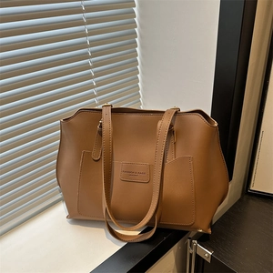 Grande borsa tote marrone caramello in pelle sintetica opaca per ufficio e uso quotidiano