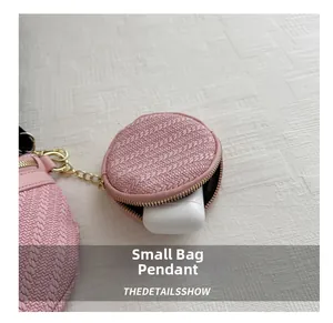 Macro scatto di mini borsa rosa con trama intrecciata e cerniera dorata con interno