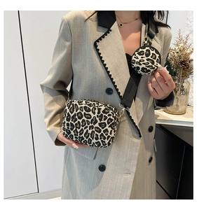 Détail du sac bandoulière à imprimé léopard avec sa petite pochette ronde assortie