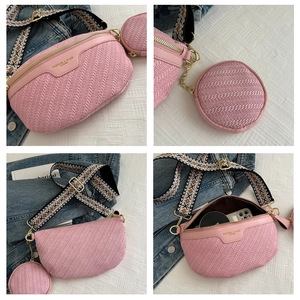 Dettaglio borsa a tracolla intrecciata rosa con ampia tracolla e mini borsellino tondo