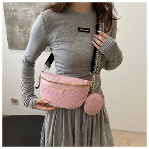 Dettaglio della borsa a tracolla intrecciata rosa con tracolla jacquard e borsellino