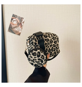 Détail du sac en toile léopard avec large bandoulière et petit porte-monnaie arrondi