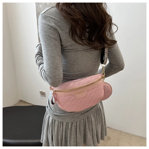 Borsa a tracolla intrecciata rosa con ampia tracolla fantasia e mini pochette rotonda