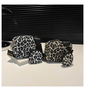 Détail de sacs bandoulière imprimé léopard avec porte-monnaie assorti et large bandoulière