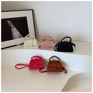 Détails de mini sacs à main en cuir grainé avec poignées et bandoulières fines