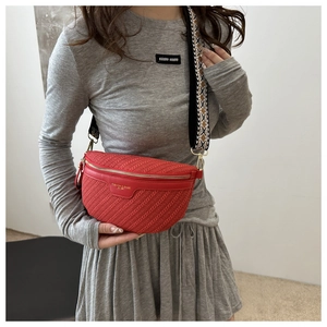 Dettaglio della borsa a tracolla rossa in maglia con logo e ampia tracolla jacquard