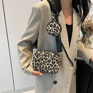 Ensemble sac bandoulière imprimé léopard avec pochette ronde et sangle large