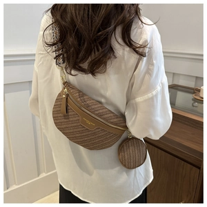 Dettaglio della borsa a tracolla marrone vintage con tracolla ampia e mini pochette