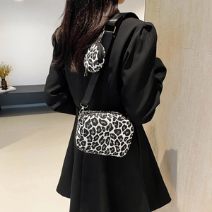 Ensemble sac bandoulière 2-en-1 chic avec imprimé léopard noir et blanc et sangle