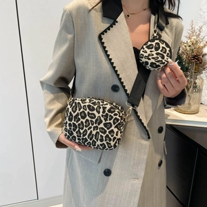 Sac bandoulière chic à imprimé léopard avec pochette ronde et large sangle en nylon