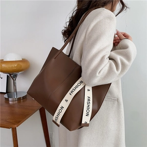 Braune Shopper-Tasche aus Kunstleder mit Ziernähten und modischem Dekoband