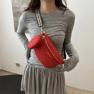 Marsupio rosso intrecciato con tracolla larga geometrica e mini portamonete