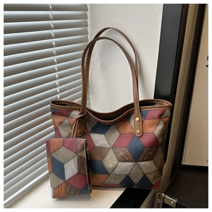 Dettaglio della borsa tote colorata con motivi geometrici 3D e pochette coordinata