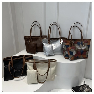Set di grandi borse tote con bustine interne in vari colori e diverse trame di tendenza