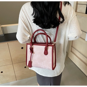 Bolso tote con estampado de mármol rosa mostrado para ver el tamaño y estilo