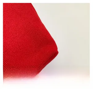 Gros plan du tissu en toile rouge montrant la texture tissée de haute qualité et durable