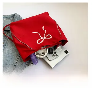 Détail de l'intérieur du grand sac fourre-tout en toile rouge et sa grande capacité