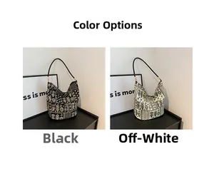 Vue détaillée des sacs seaux à imprimé floral en noir et beige avec bandoulières
