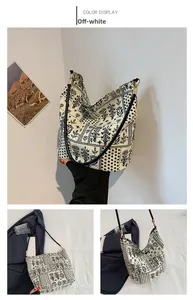 Détail d'un sac seau en toile écrue avec imprimés floraux et bandoulières noires