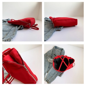 Détails de l'intérieur du sac en toile rouge avec fermeture éclair en métal argenté
